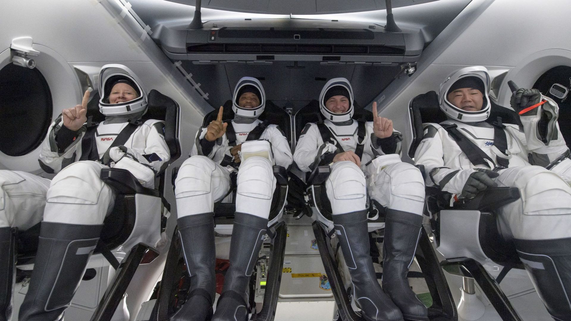 Les quatre astronautes de retour sur la terre ferme. 