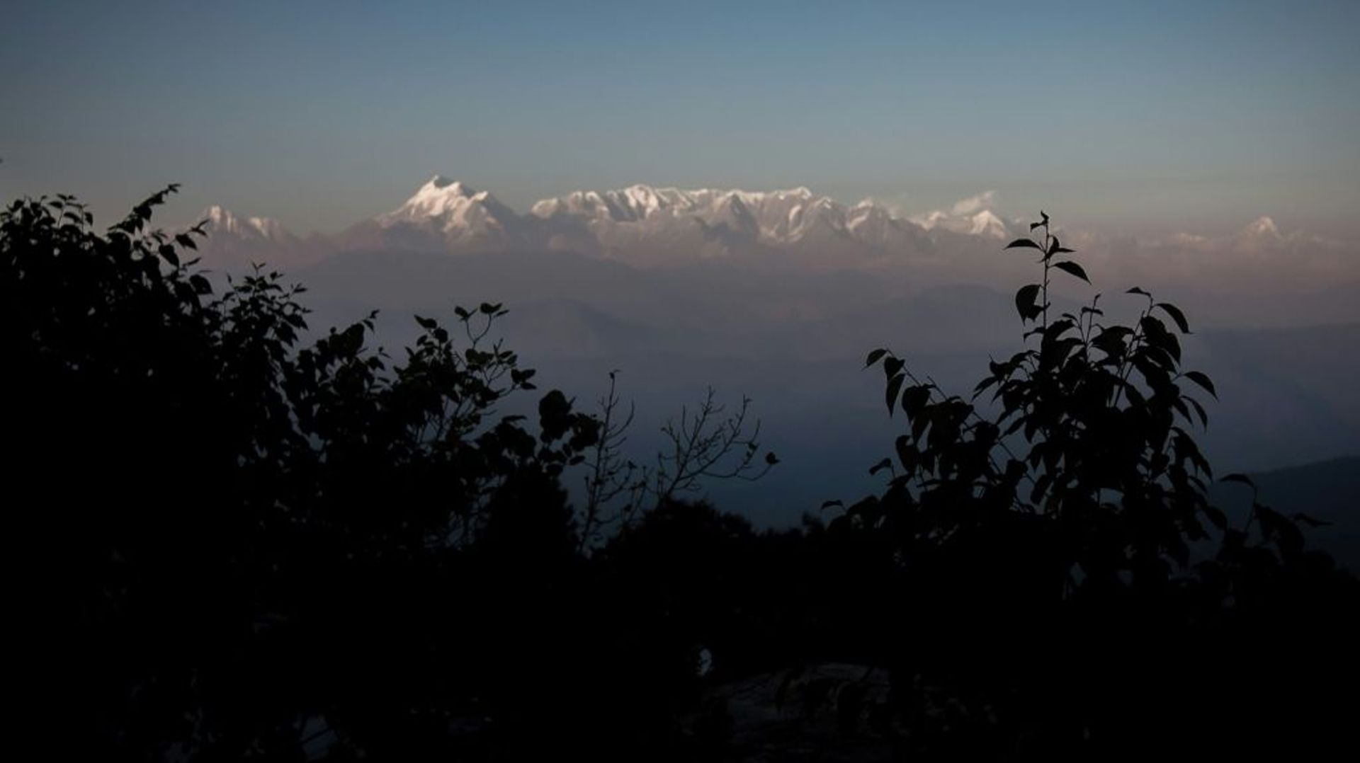 Des centaines d'alpinistes venus du monde entier escaladent les sommets indiens de la chaîne de l'Himalaya (vue de l'Himalaya depuis la station de Kausani)
