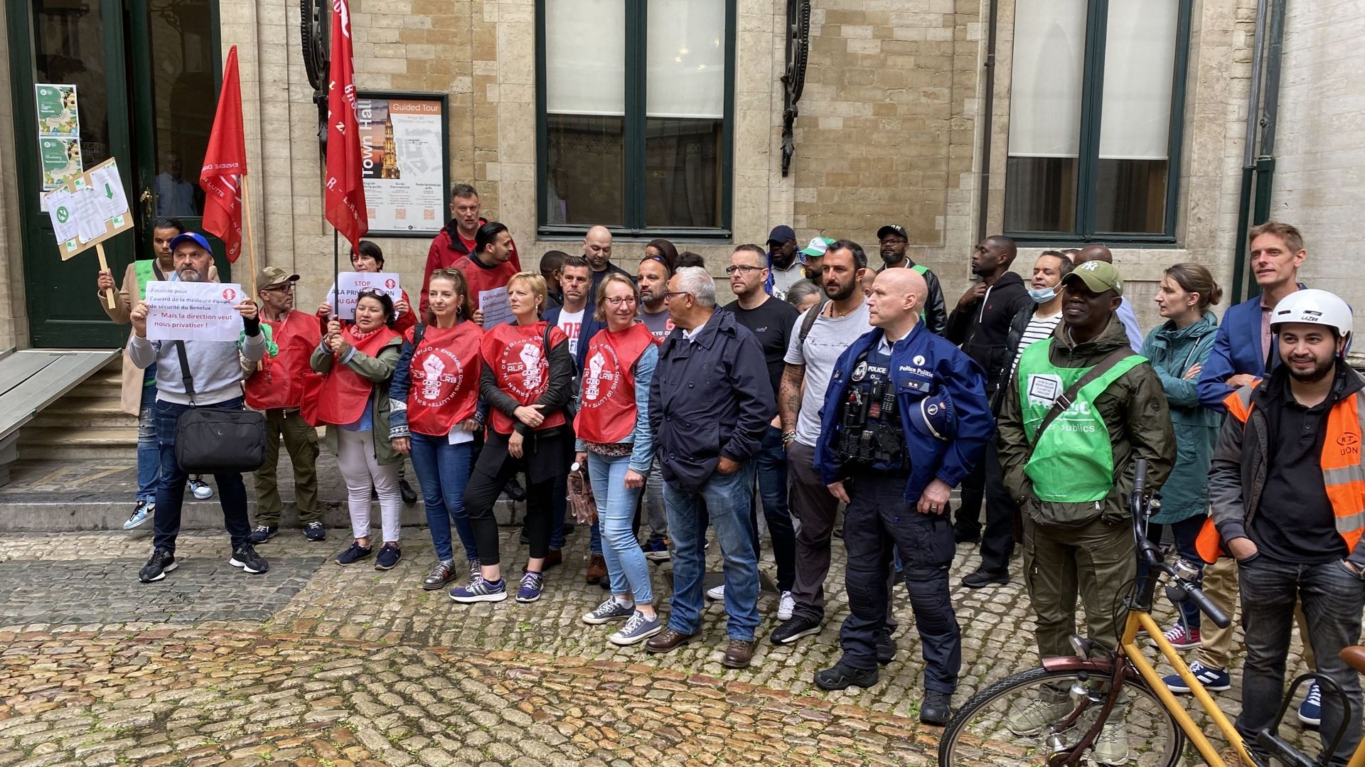 Une petite trentaine de personnes se sont rassemblées devant l’hôtel de Ville de Bruxelles ce lundi