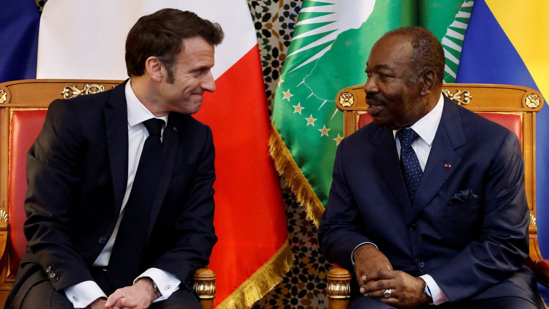 Le président français Emmanuel Macron serre la main du président gabonais Ali Bongo Ondimba lors d’une rencontre bilatérale au palais présidentiel à Libreville, le 1er mars 2023.