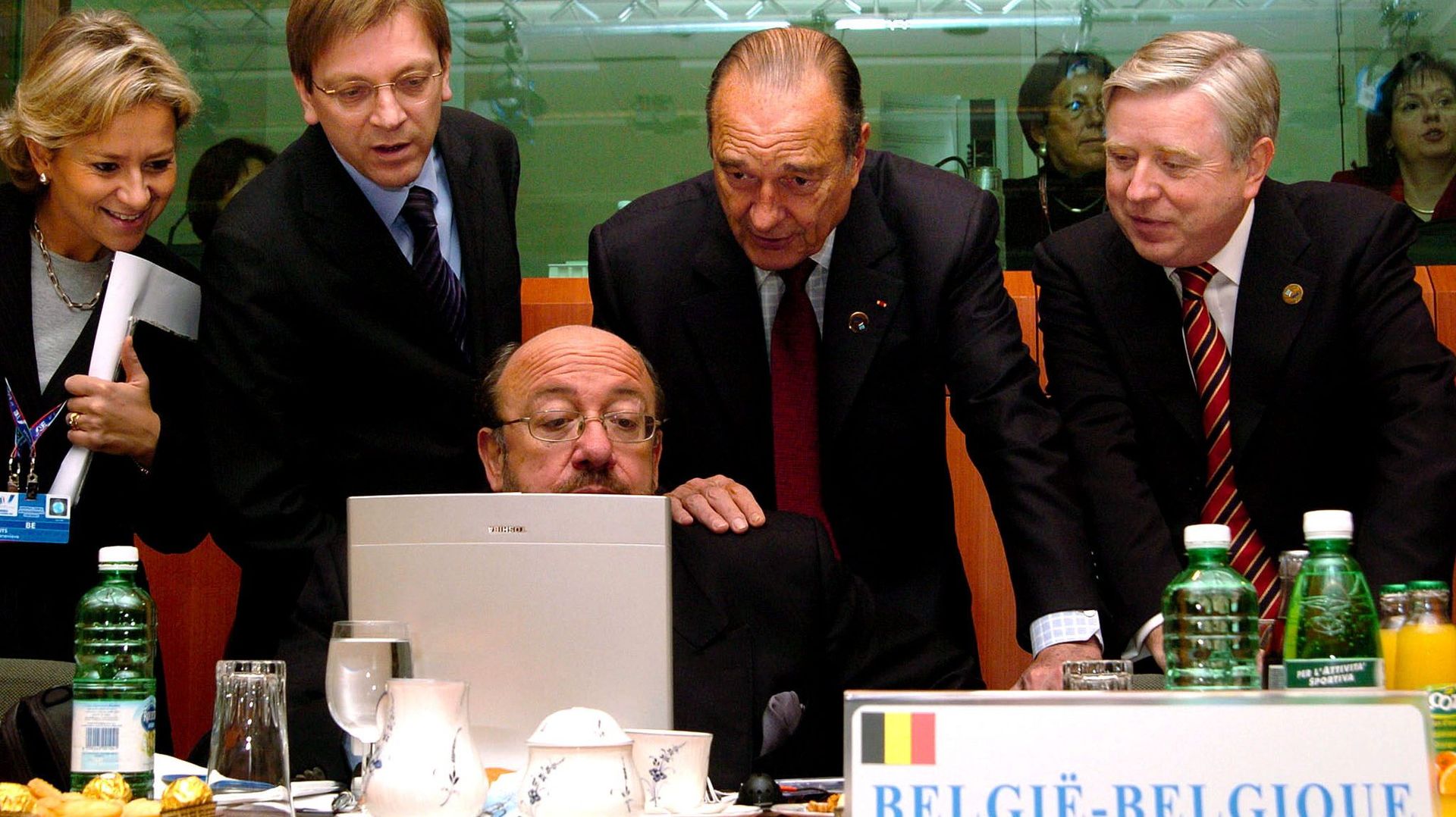De g. à dr. : Geneviève Tuts, chef de cabinet adjointe de Louis Michel (au centre), le Premier ministre belge Guy Verhofstadt, le président français Jacques Chirac et l’Irlandais Pat Cox, président du Parlement européen