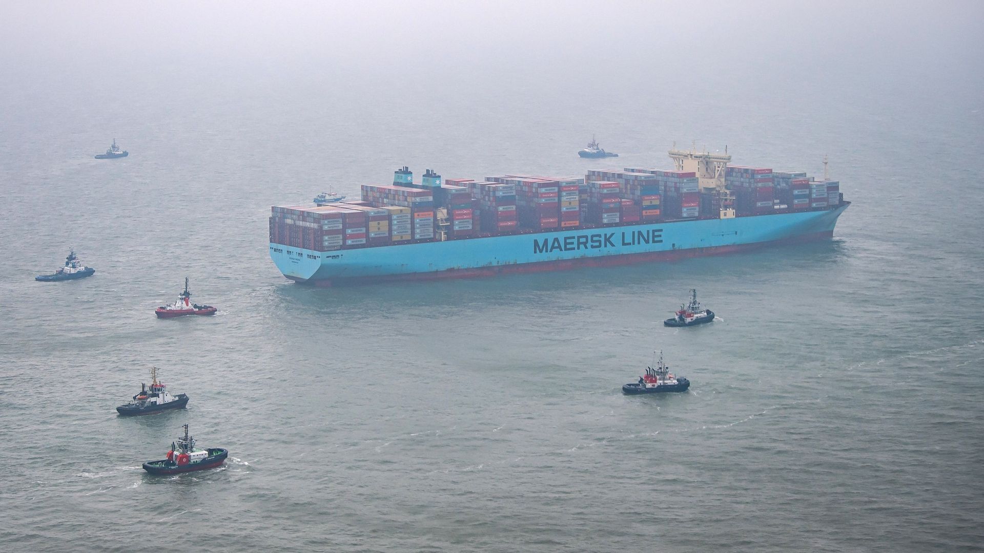 Des remorqueurs passent devant le porte-conteneurs "Mumbai Maersk" en mer du Nord, 400 mètres de long, échoué au large des côtes allemandes.