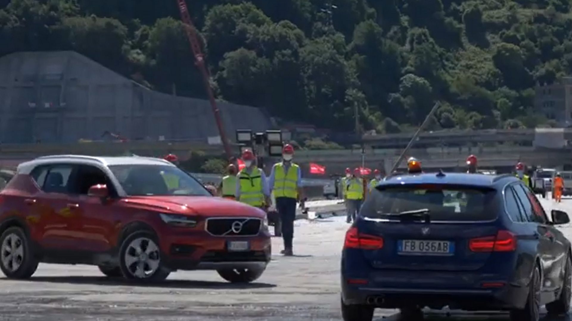 Italie : jours de joie, une première voiture emprunte le nouveau pont de Gênes