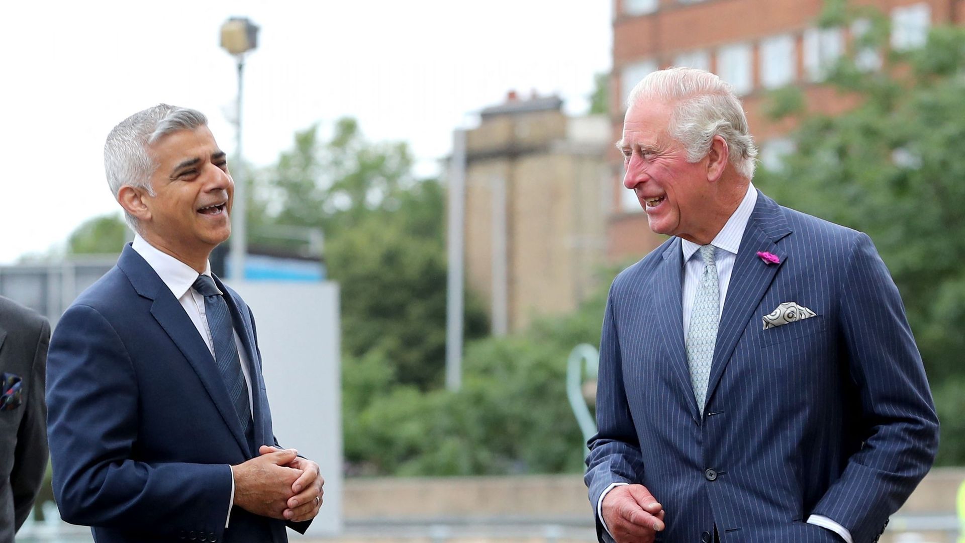 Le prince Charles et le maire de Londres, Sadiq Khan, lors d’une rencontre avec des employés de "Transport for London", qui ont travaillé tout au long de la nouvelle pandémie de coronavirus Covid-19, à Londres, le 2 juillet 2020.