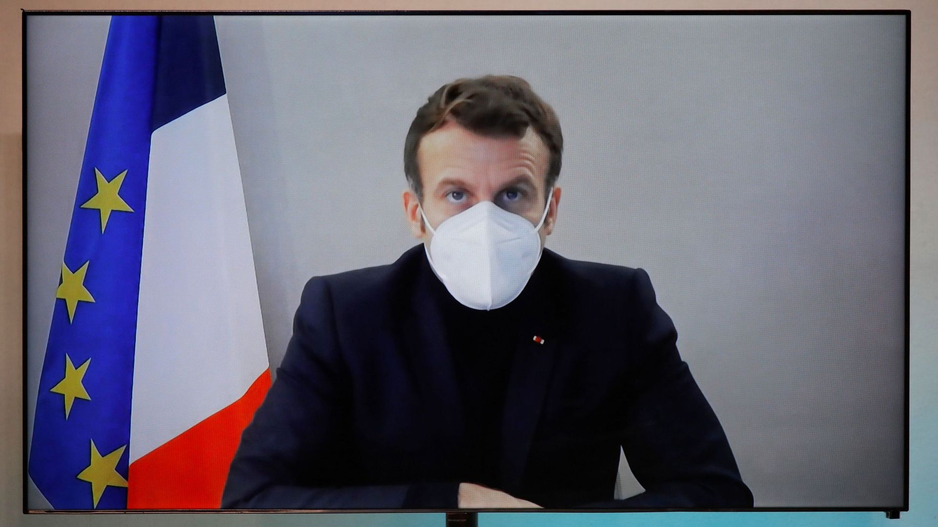 Coronavirus France: Macron dit aller "bien" mais avec "une activité un peu ralentie"