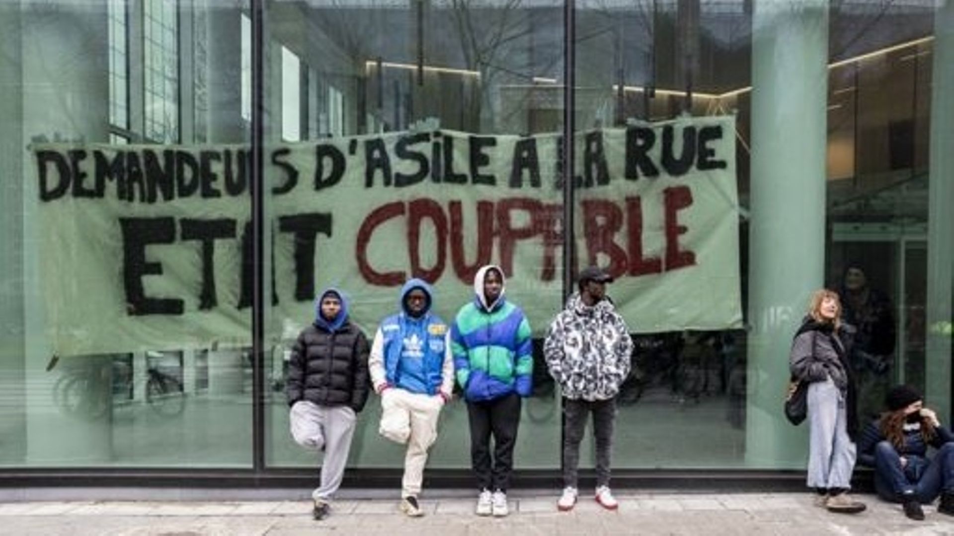 L'illustration montre la réquisition d'un bâtiment public pour offrir un logement solidaire à la cinquantaine de demandeurs d'asile actuellement sans solution de logement (suite aux expulsions du canal et de l'allée du Kaai), à Bruxelles, dimanche 12 mars