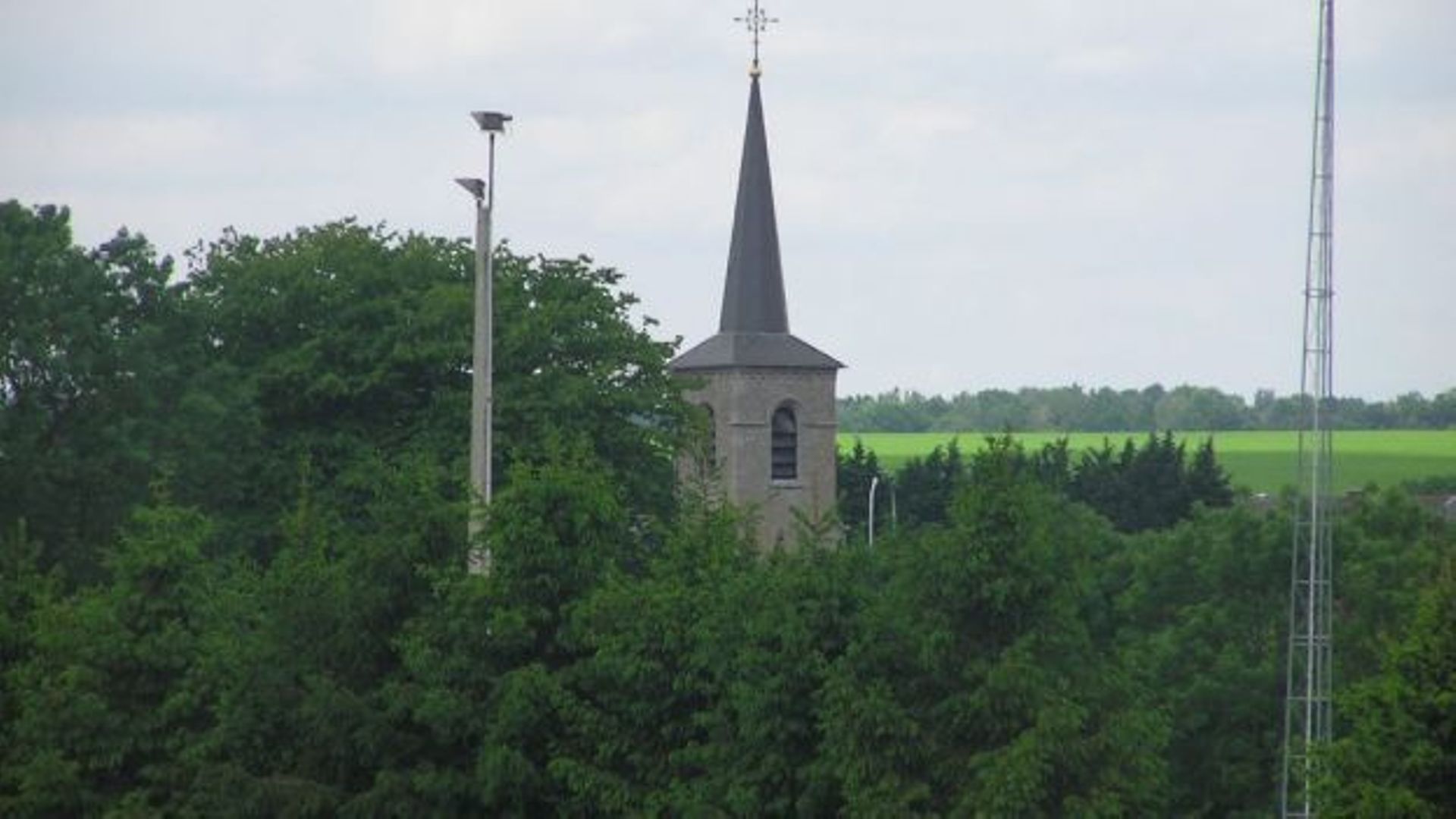Vue sur le clocher de l’église de Somzée