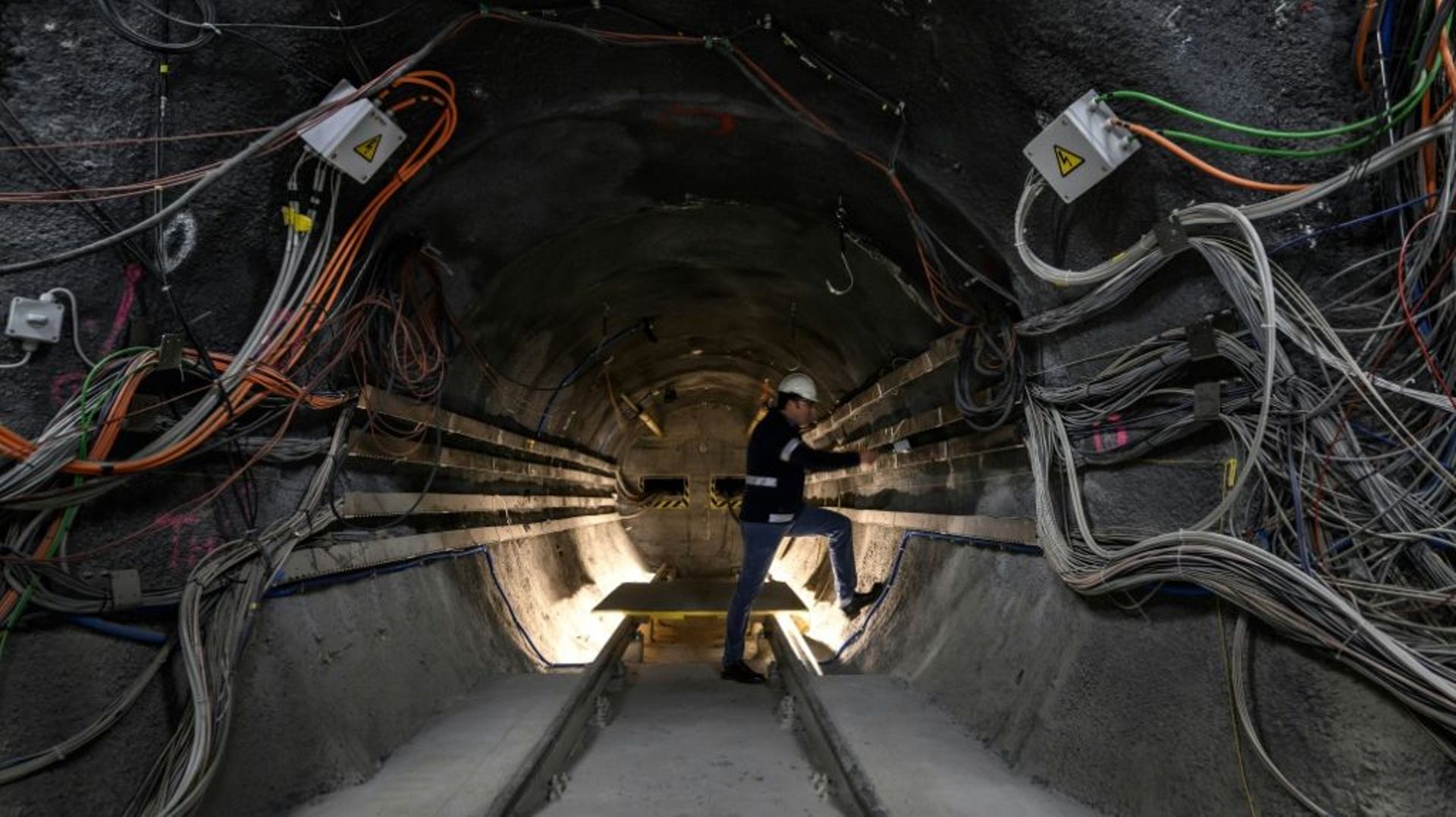 Le géologue Christophe Nussbaum, responsable du laboratoire international du Mont Terri, inspecte un tunnel expérimental pour l’enfouissement des déchets radioactifs, le 6 avril 2022 près de Saint-Ursanne, en Suisse