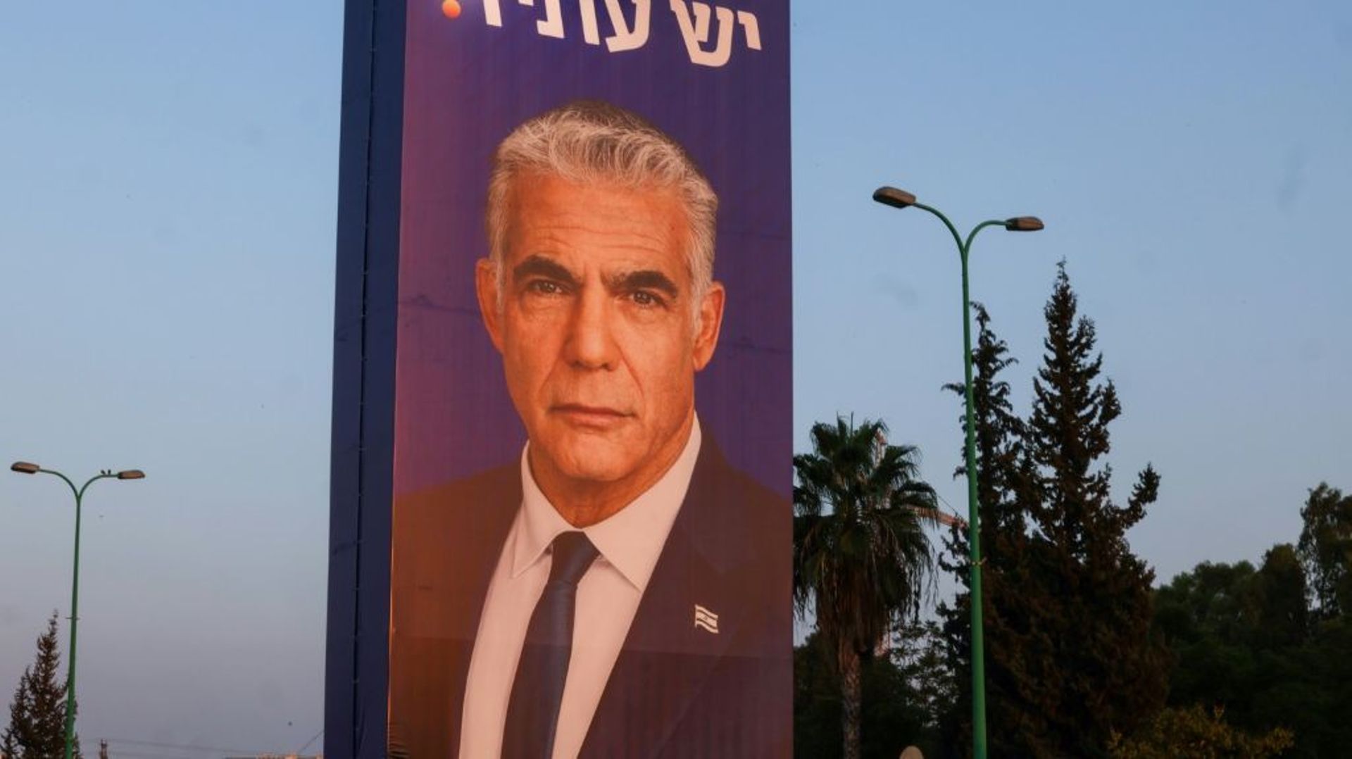 Une affiche de campagne de Yaïr Lapid à Tel Aviv, le 27 octobre 2022