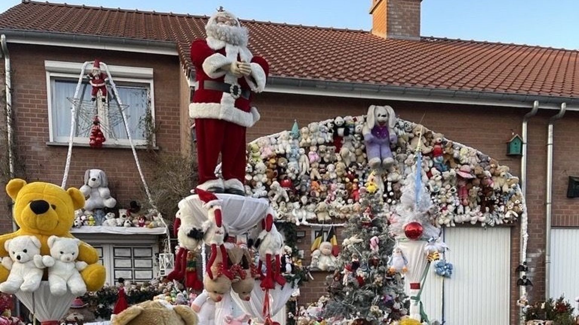 À Chaumont-Gistoux, ces habitants ont aussi choisi les peluches pour décorer leur maison. Les enfants qui passent peuvent en réserver une qui leur sera donnée en cadeau une fois la déco enlevée.