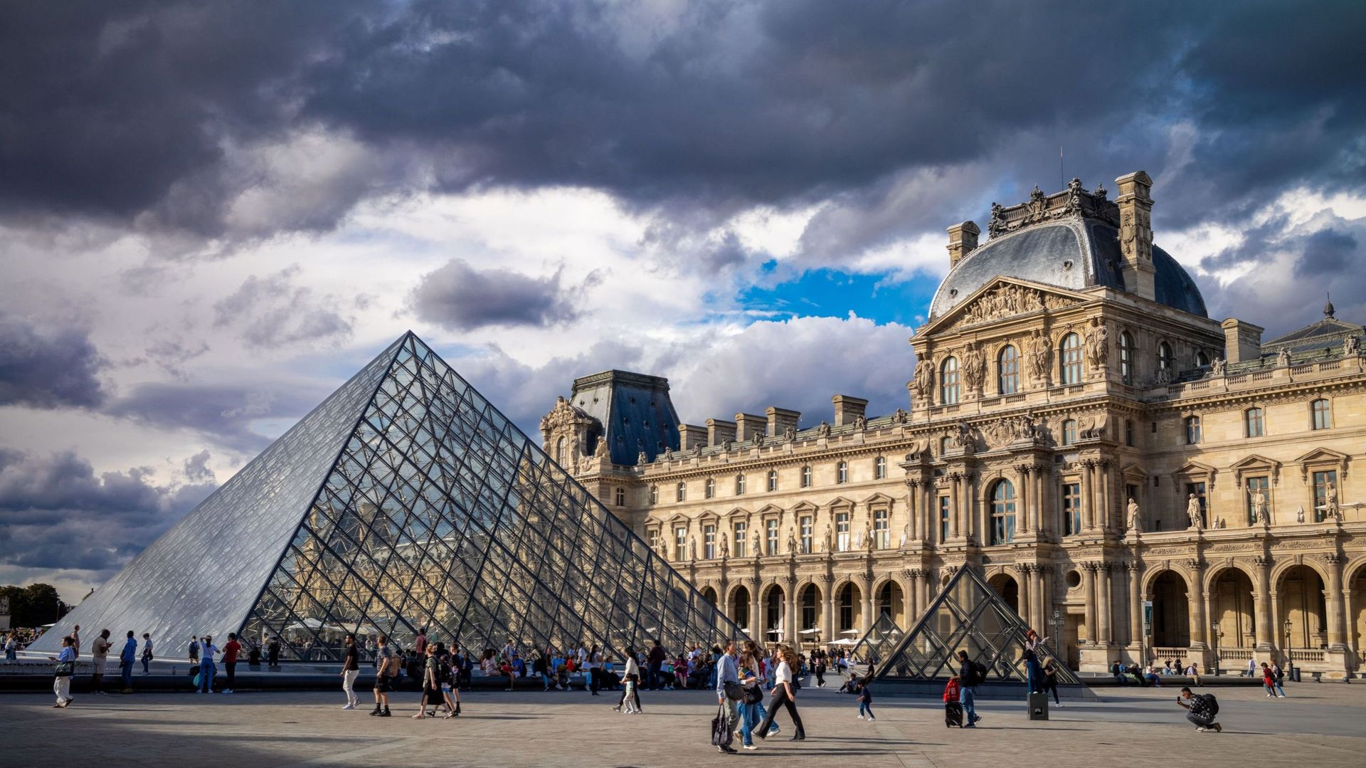 Braquage au Louvre ce dimanche matin : des bijoux dérobés, le musée fermé pour la journée