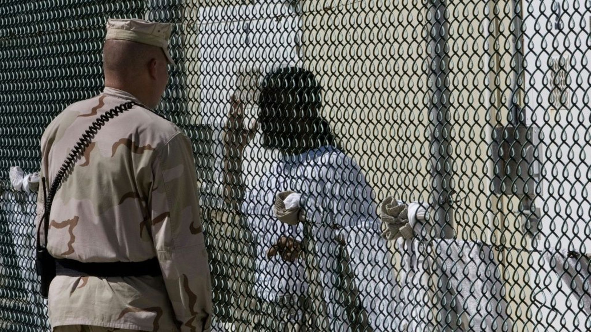Un gardien fait face à un détenu à la prison du Camp Delta de Guantanamo, le 24 avril 2007 à Cuba 
