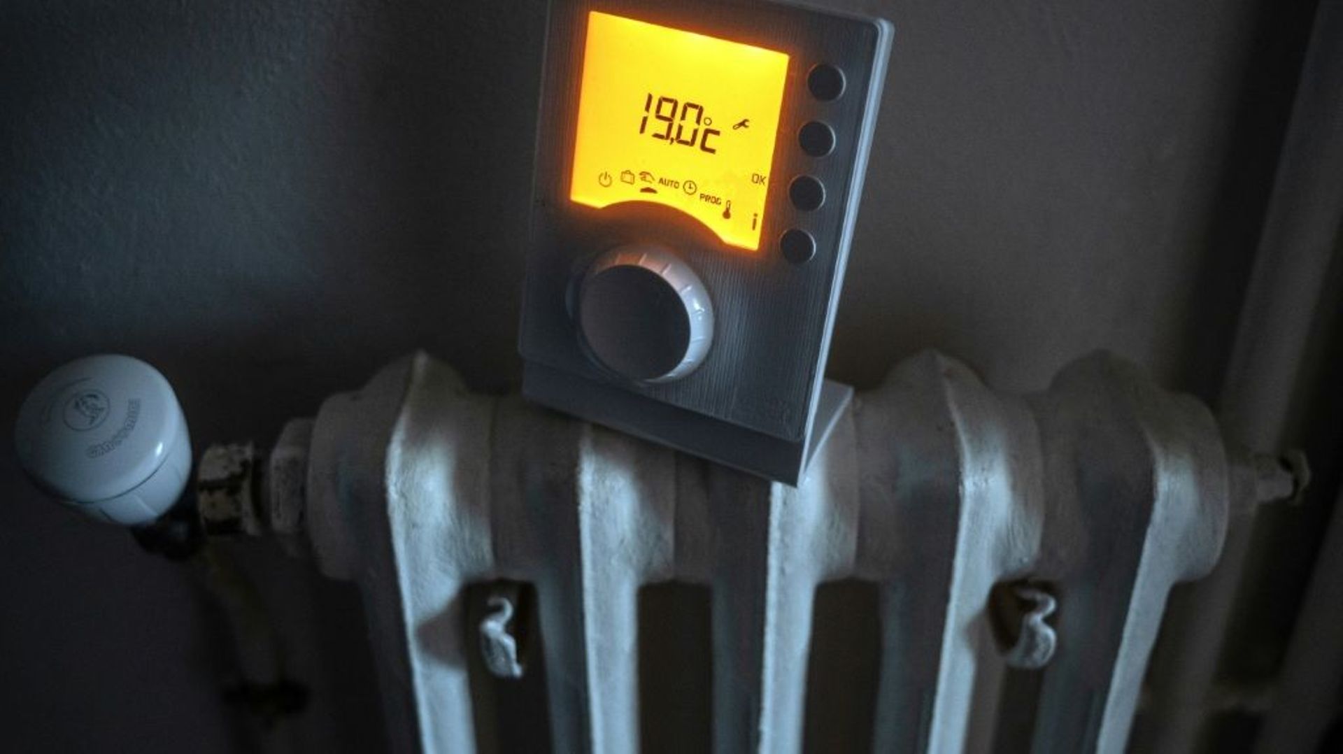 Le thermostat d’un radiateur indique une température de 19 °C, le 18 novembre 2022 à Toulouse