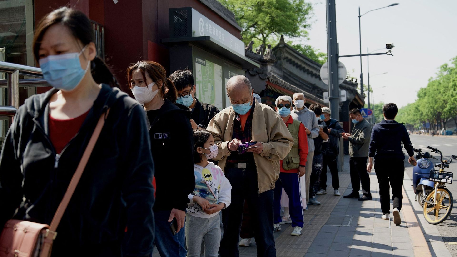 Des personnes font la queue à Pékin pour se faire tester.