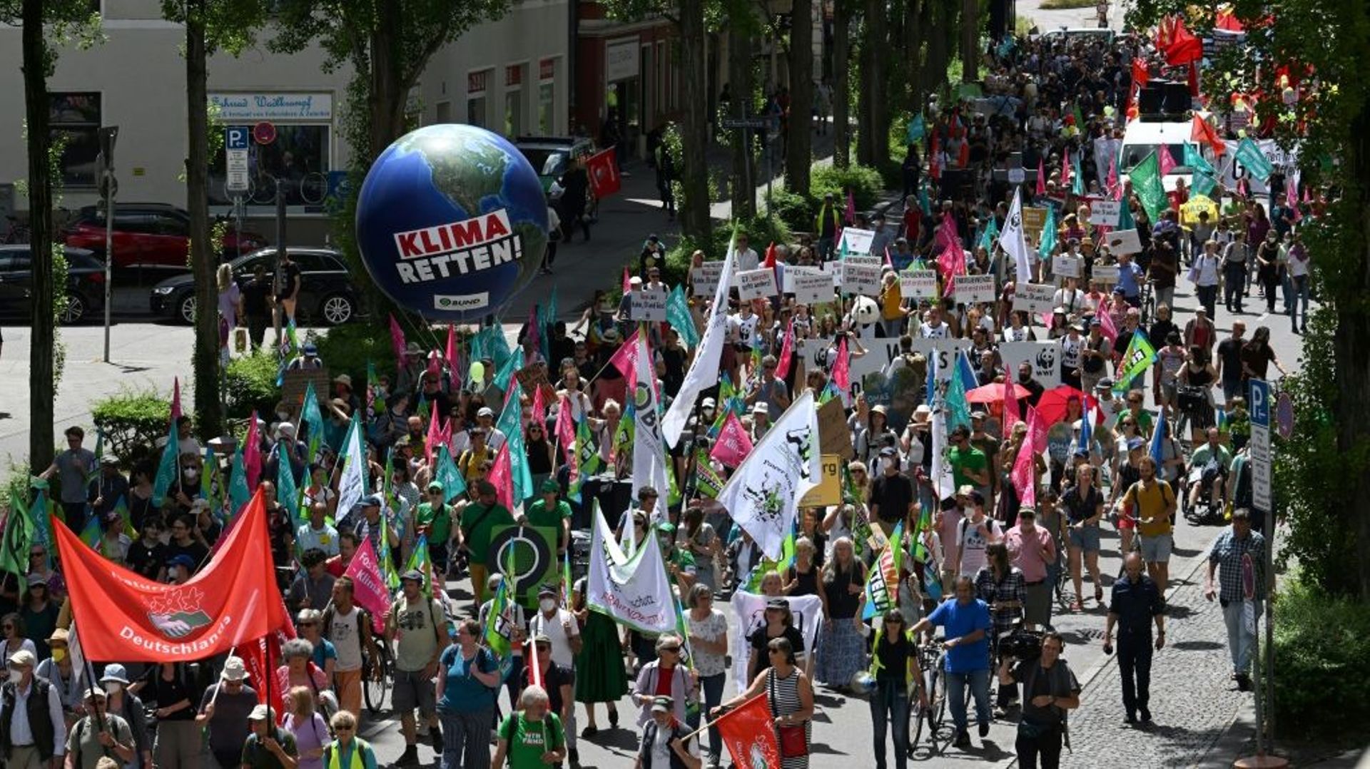 Des manifestants rassemblés contre la tenue du G7 à l’appel d’une quinzaine d’ONG de défense de l’environnement et de lutte contre les inégalités, le 25 juin 2022 à Munich