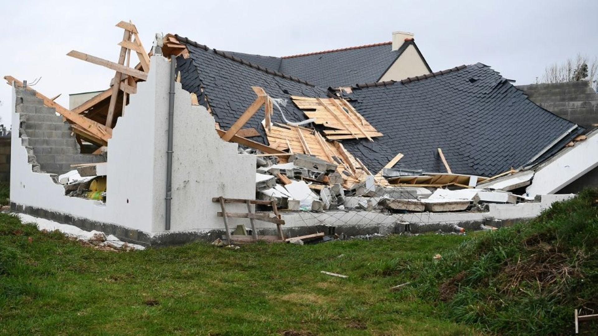 Une maison détruite par le passage de la tempête Aurore, le 21 octobre 2021 à Plozevet, dans le Finistère
