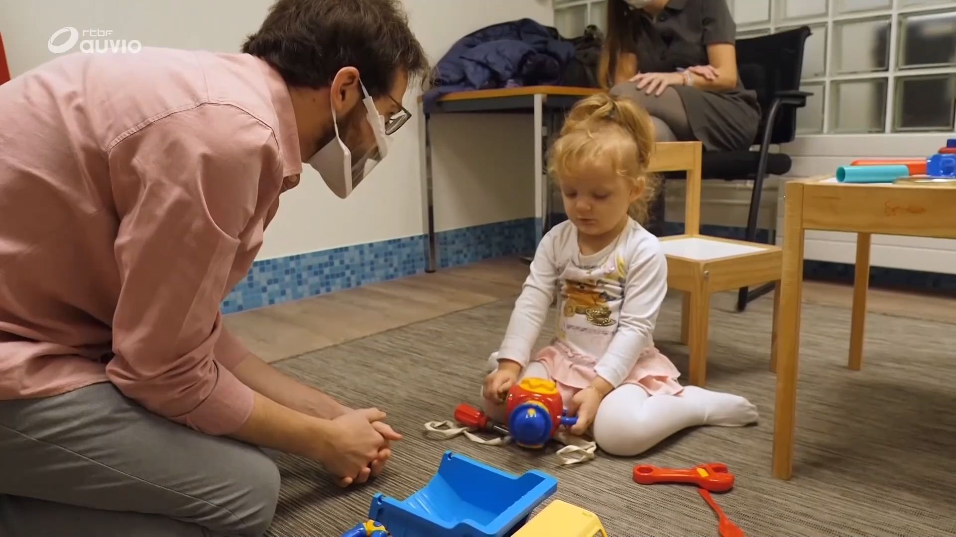 Une petite fille autiste jouant avec son psychologue
