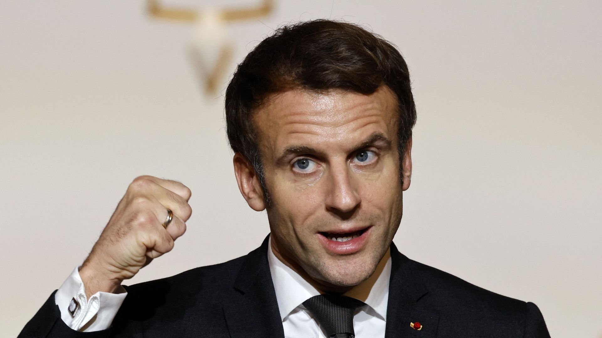 Emmanuel Macron prend son temps pour annoncer sa candidature à l'élection présidentielle... Comme ses prédécesseurs