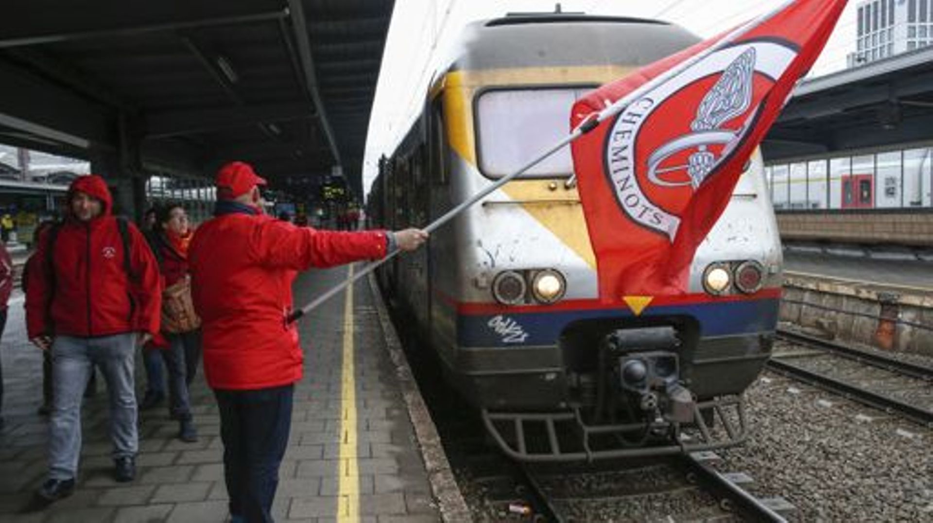 20160106 - BRUSSELS, BELGIUM: Union members take part in a 48-hour strike of CGSP Cheminots and CSC Transcom, Francophone unions of Belgian railway company NMBS-SNCB, Wednesday 06 January 2016 in Brussels. Flemish unions decided to suspend the strike in o