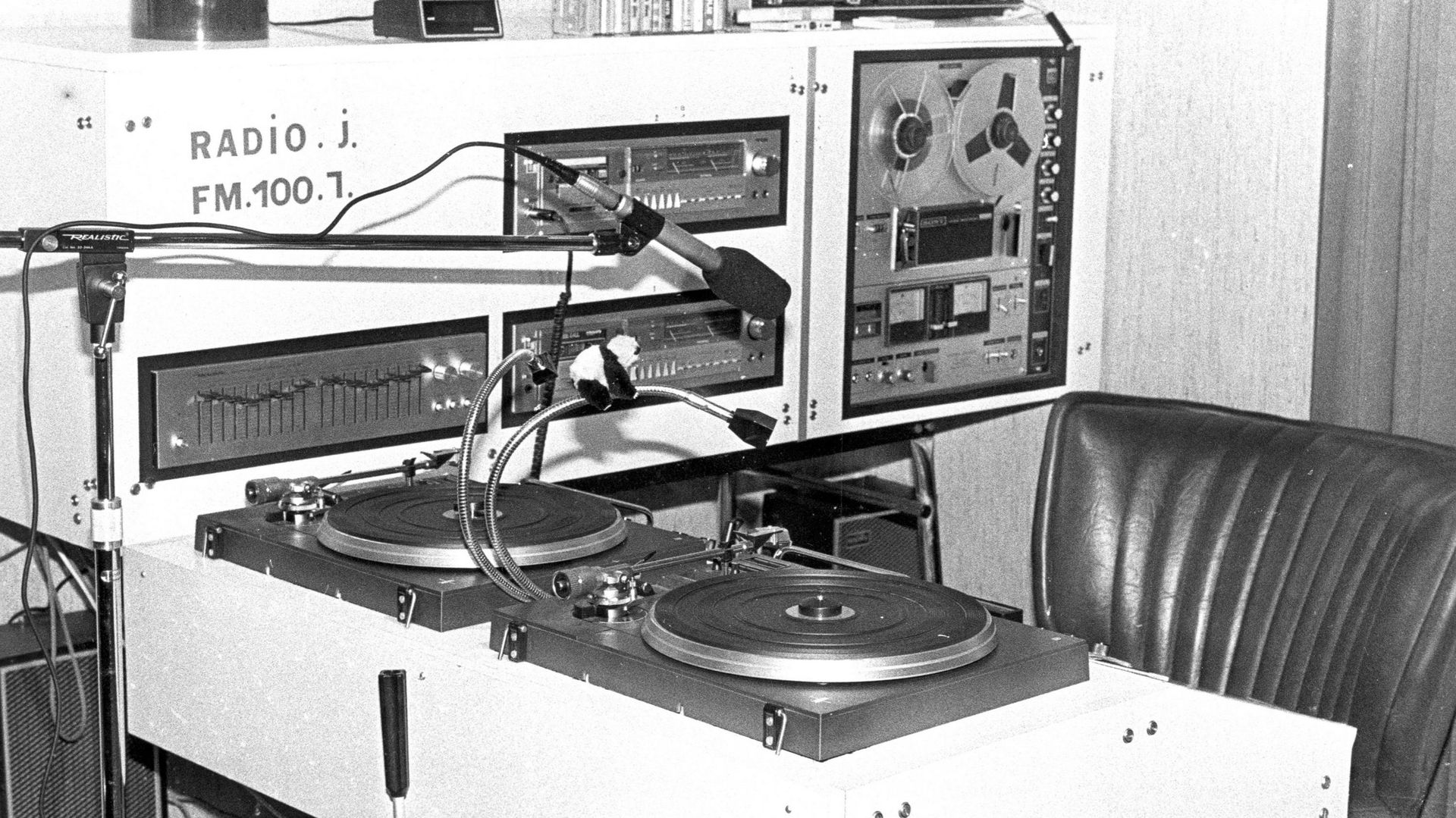 Une histoire toute illustrée d'archives sonores... souvenirs, souvenirs... ici Radio pirate à Andenne, années 80