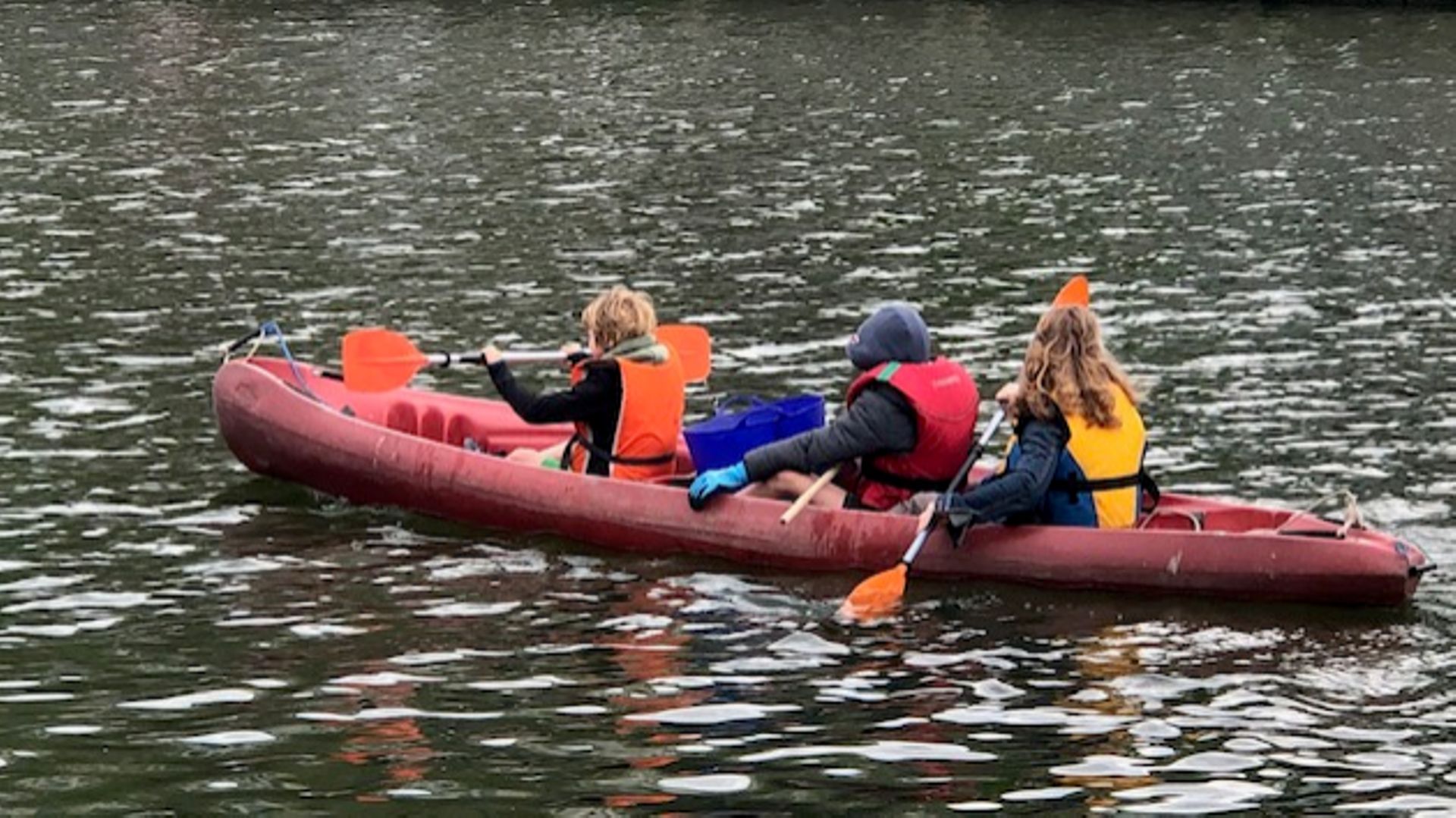 Ramasser les déchets en plastique sur le canal tout en faisant du kayak