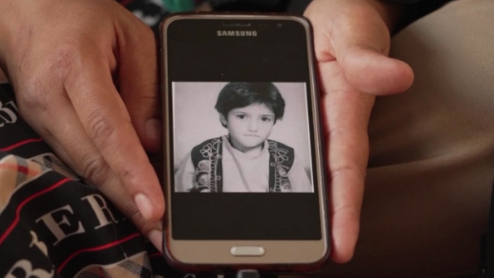 Najieh, aujourd’hui mariée et mère de quatre enfants, montre une photo d’elle enfant, alors qu’elle était Bacha Posh. Elle s’appelait alors Assadollah.