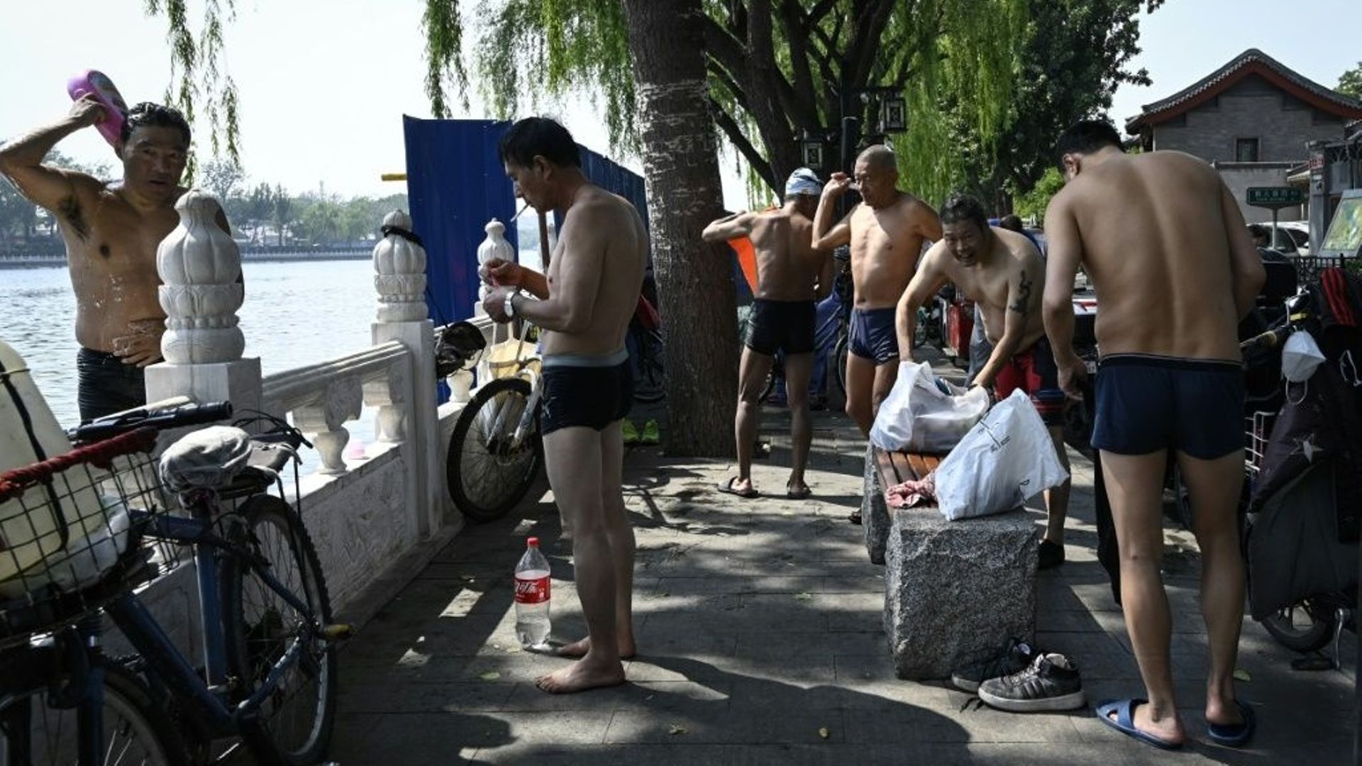 Des résidents se préparant à aller nager dans un lac du parc Shichahai à Pékin, le 20 mai 2022