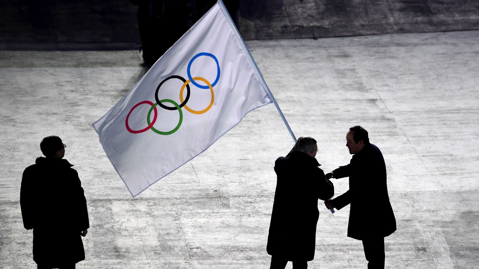 La cérémonie de transmission du drapeau olympique entre deux villes