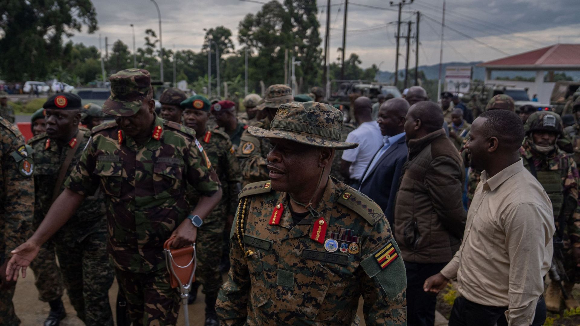 Le chef des Forces de défense ougandaises, le général Wilson Mbadi (C), chef des Forces de défense du peuple ougandais (UPDF), arrive dans la ville ougandaise de Bunagana, à la frontière avec la République démocratique du Congo, le 30 mars 2023.