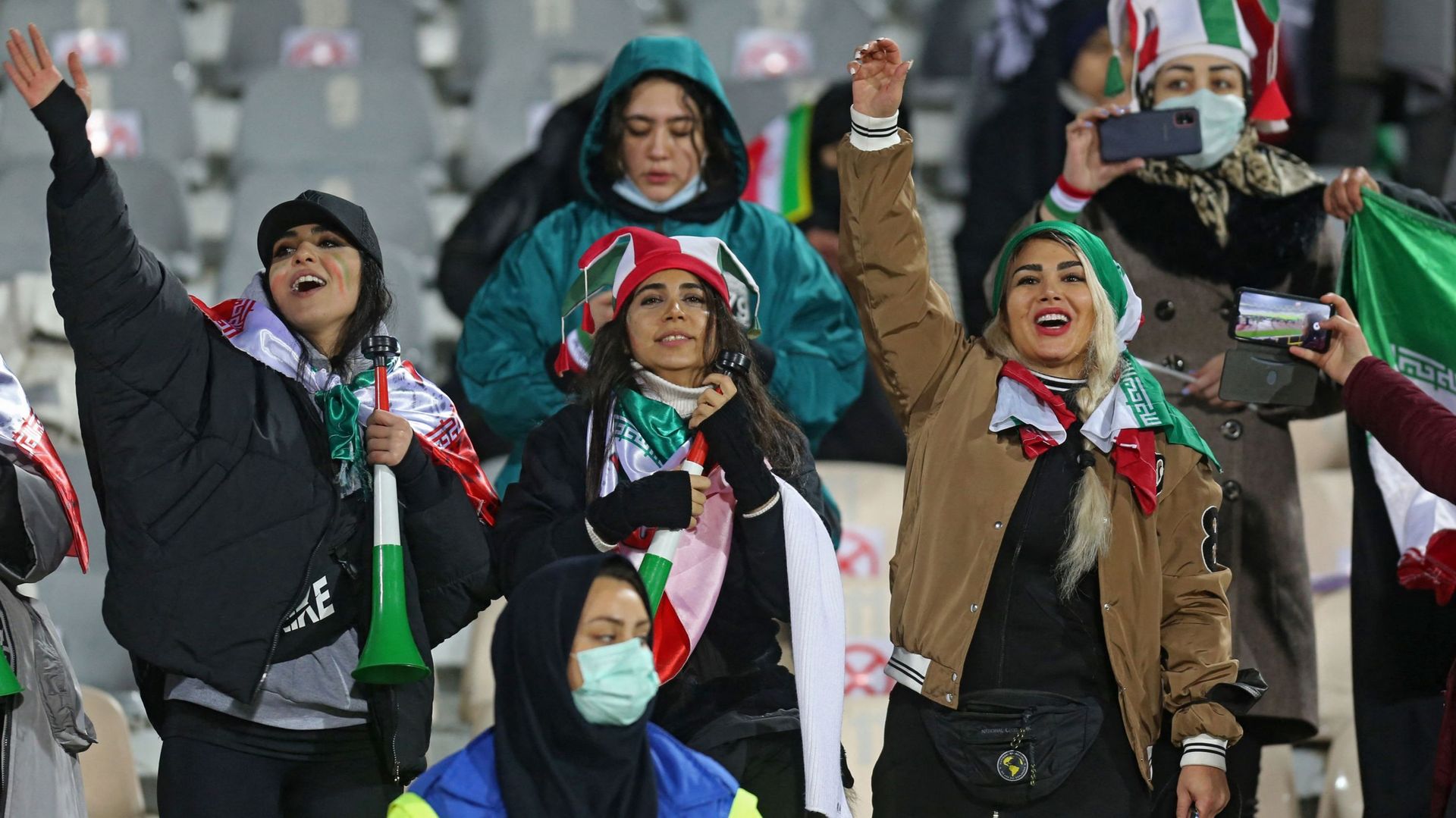 Des supporters iraniens applaudissent lors du match de football des qualifications pour la Coupe du monde du Qatar 2022 entre l’Iran et l’Irak
