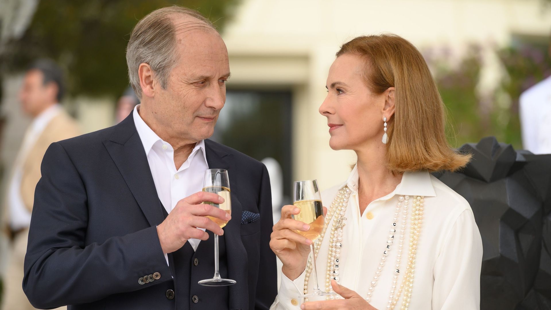 Des décors somptueux et de très bons comédiens, Carole Bouquet se confie sur la série "Grand Hôtel"
