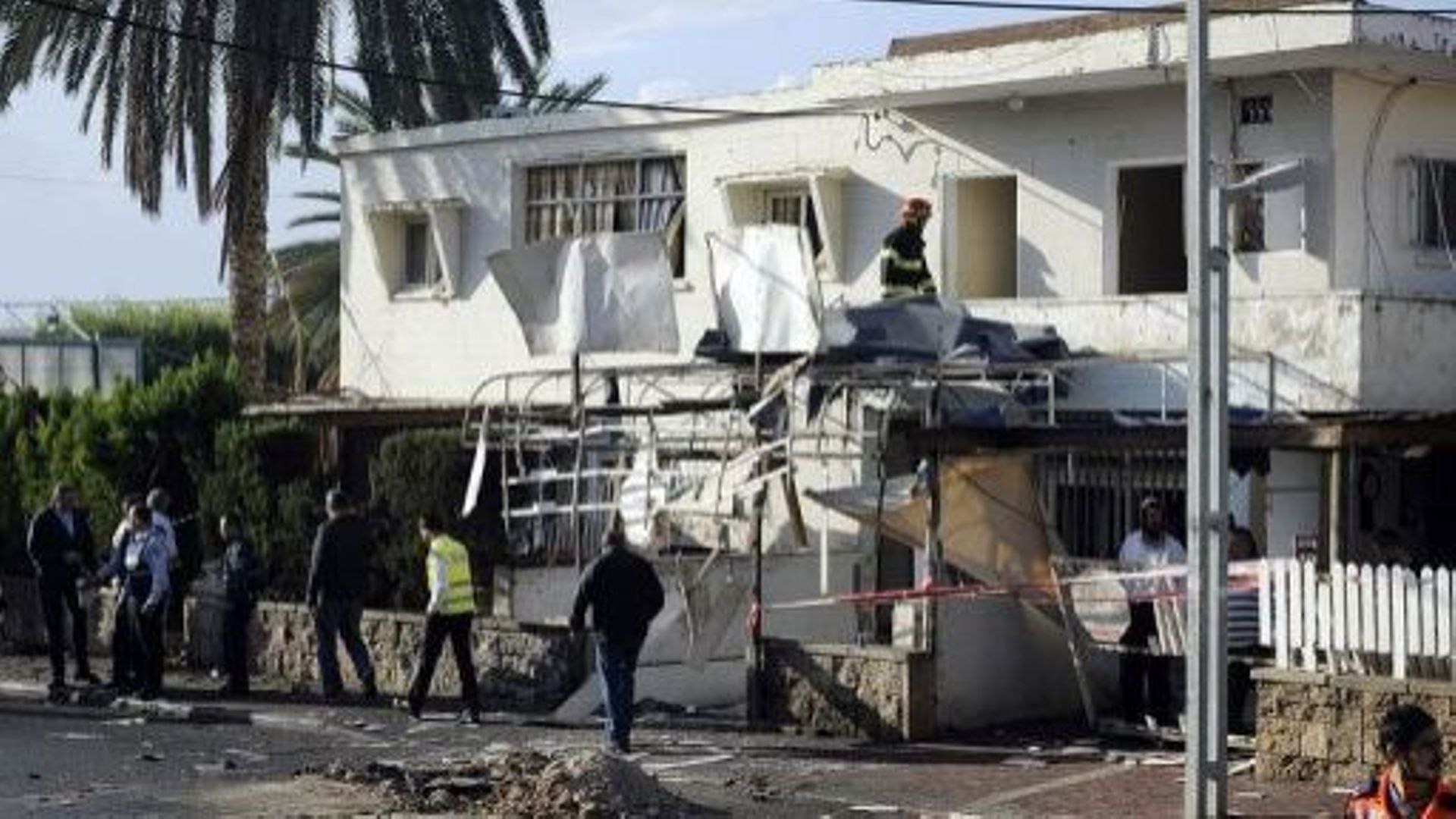 Des policiers israéliens inspectent une maison détruite par une roquette lancée depuis la bande de Gaza, le 12 novembre 2012