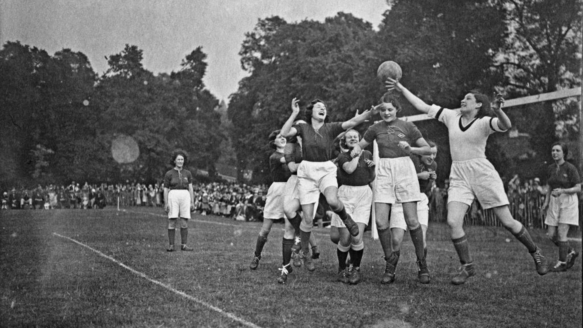 L'équipe d'Invictas affronte celle de Marks & Spencer dans un match de football féminin qui s'est déroulé le 28 juin 1933 lors du Gala Broom au Queens Mead à Bromley en Angleterre.