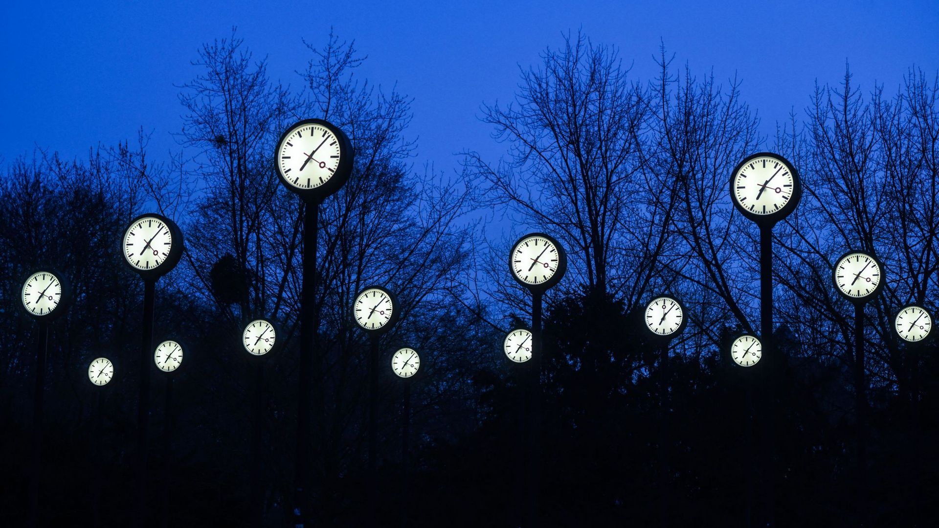 Une œuvre d’art avec de nombreuses horloges située à Düsseldorf, en Allemagne