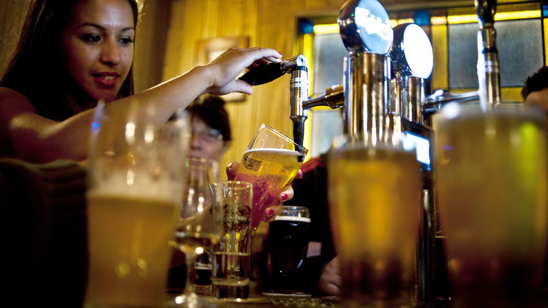 Pas d'alcool avant 18 ans? Le gouvernement y songe...