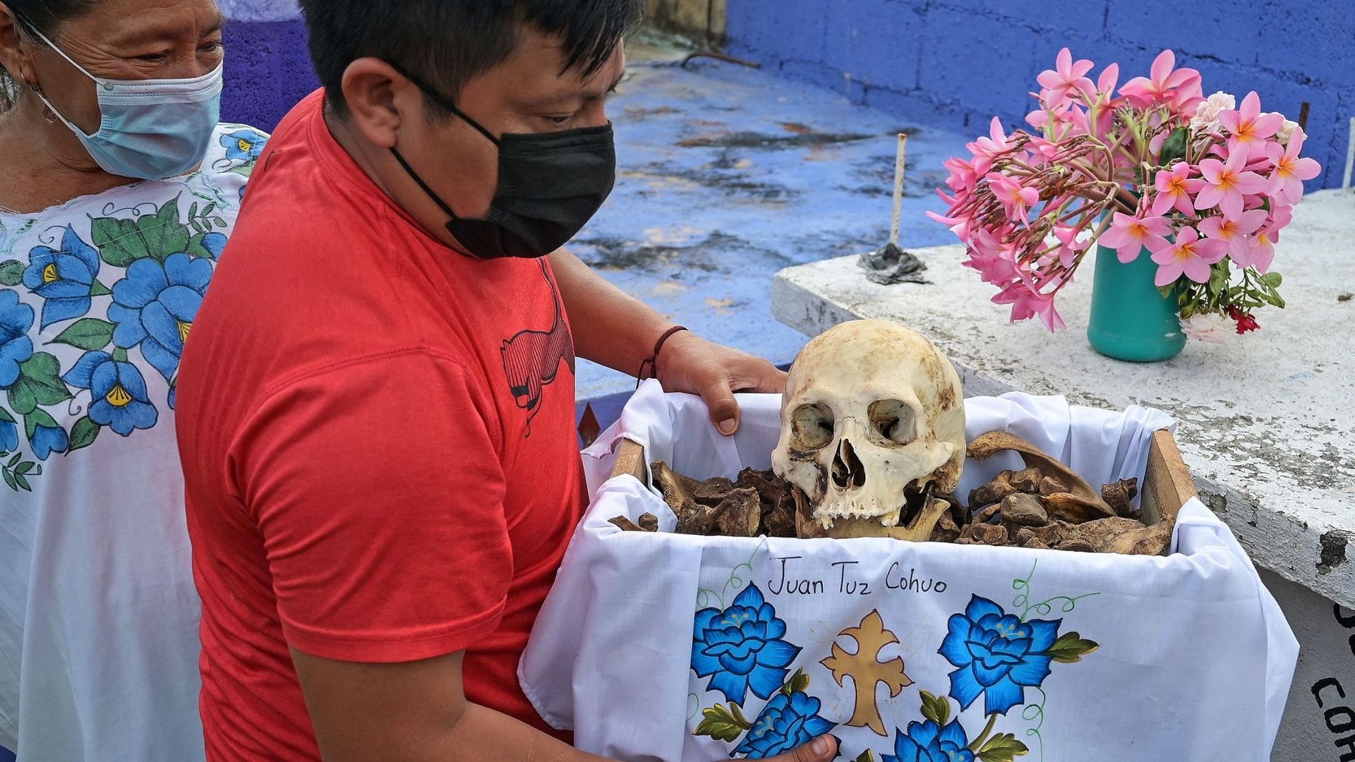 Des habitants de la communauté maya de Pomuch nettoient les os de leurs morts, le 19 octobre 2021 au Mexique.