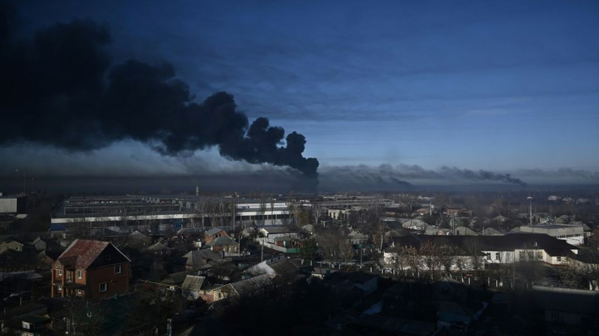 De la fumée s'élève jeudi d'un aéroport militaire près de Kharkiv, dans l'est de l'Ukraine