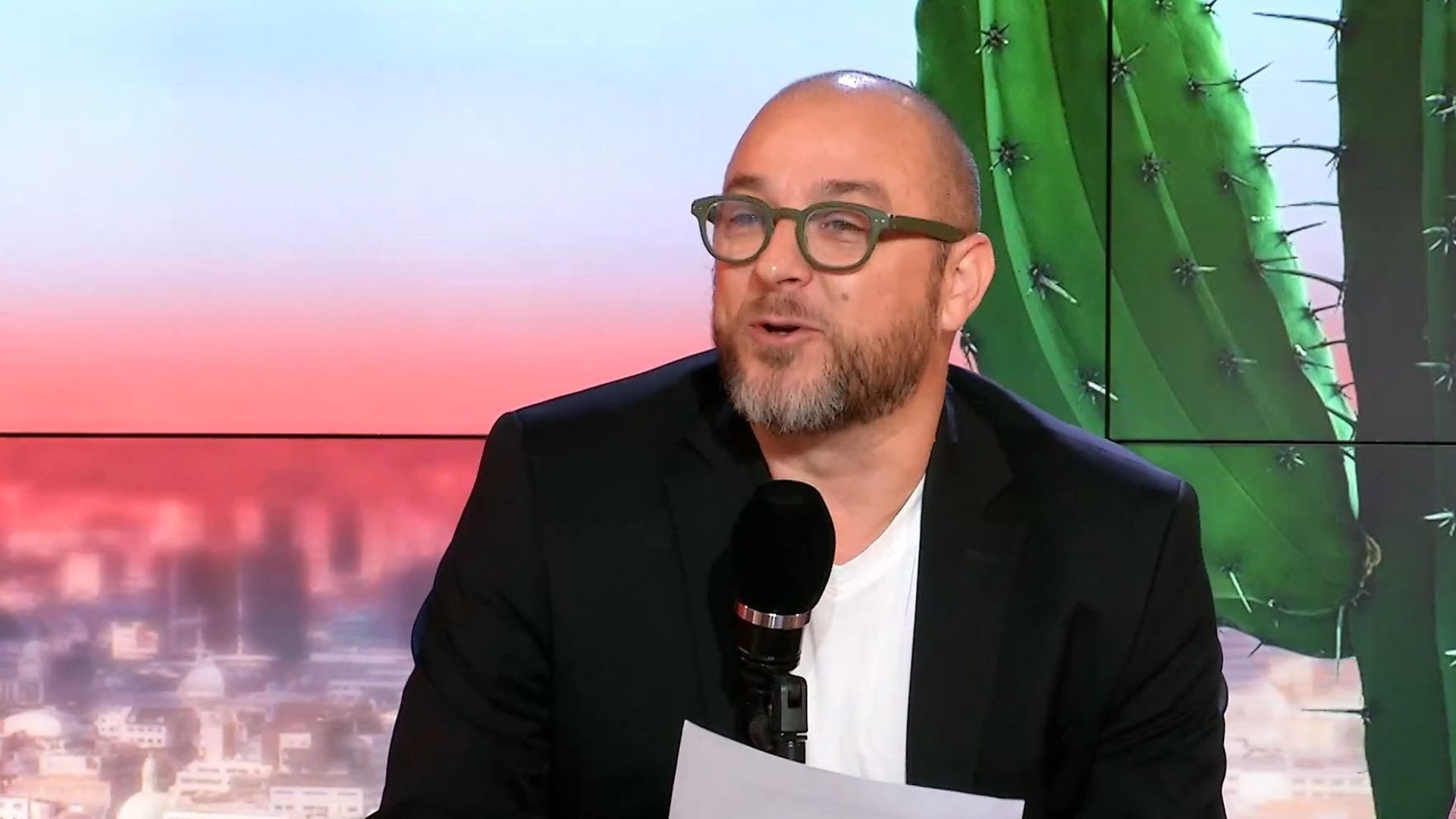 Le Cactus pendant les vacances, Jules aide à voyager les employés