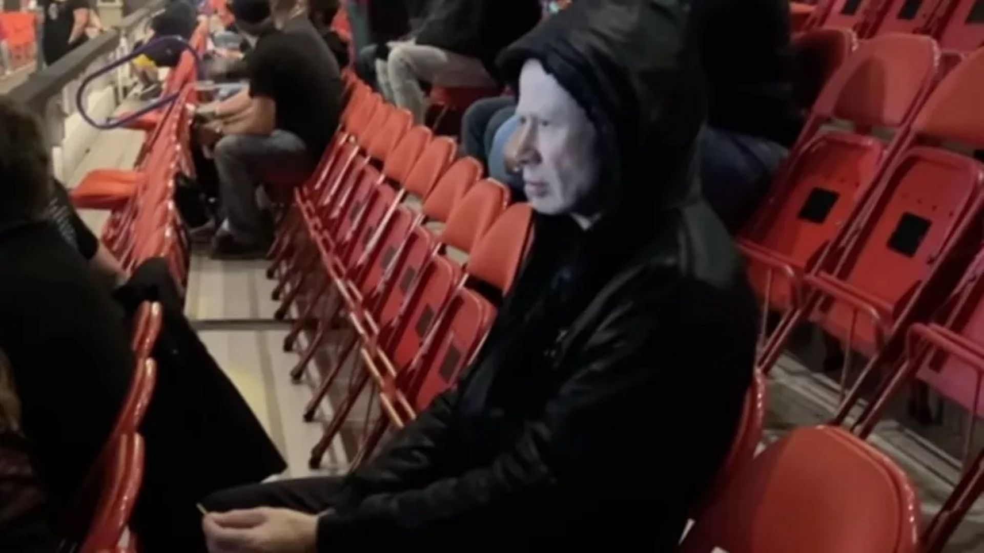 Regardez Dave Mustaine se faufiler dans le public d'un concert de Megadeth pour donner des médiators aux enfants