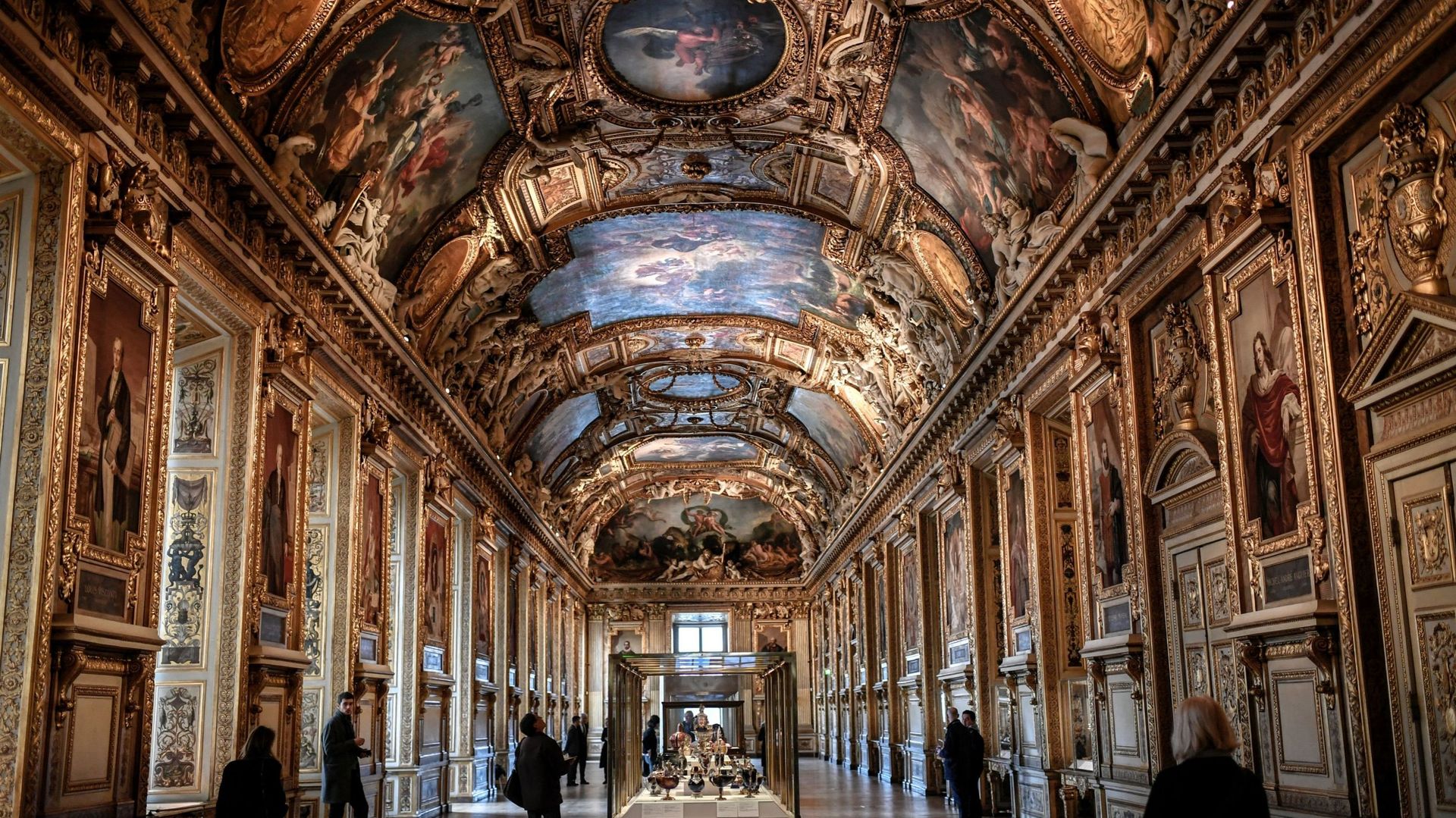 Vol des bijoux du Louvre : la traque est lancée, la sécurité des musées français en débat
