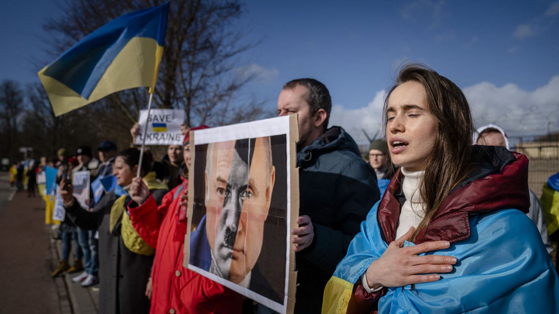 Des Ukrainiens protestent contre l'opération militaire de la Russie en Ukraine, devant le bâtiment de l'OTAN à La Haye aux Pays-Bas, le 25 février 2022.