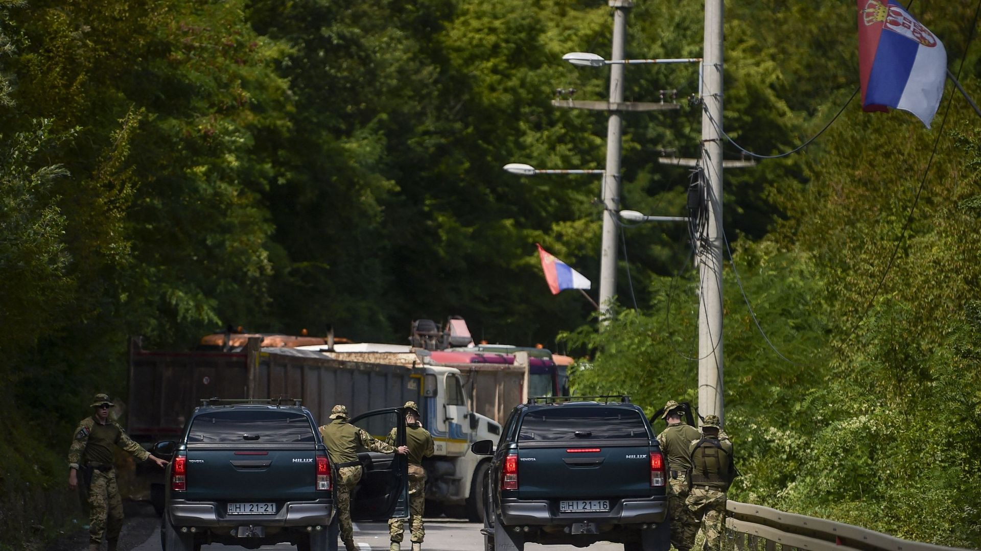 Des soldats de l’OTAN en poste au Kosovo patrouillent près d’une barricade routière érigée par des Serbes de souche près de la ville de Zubin Potok, le 1er août 2022.
