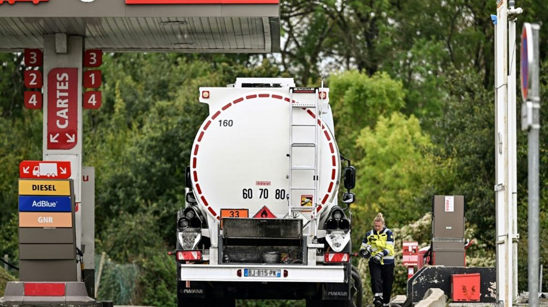Un camion-citerne ravitaille une station-service, le 5 octobre 2022 à Genech