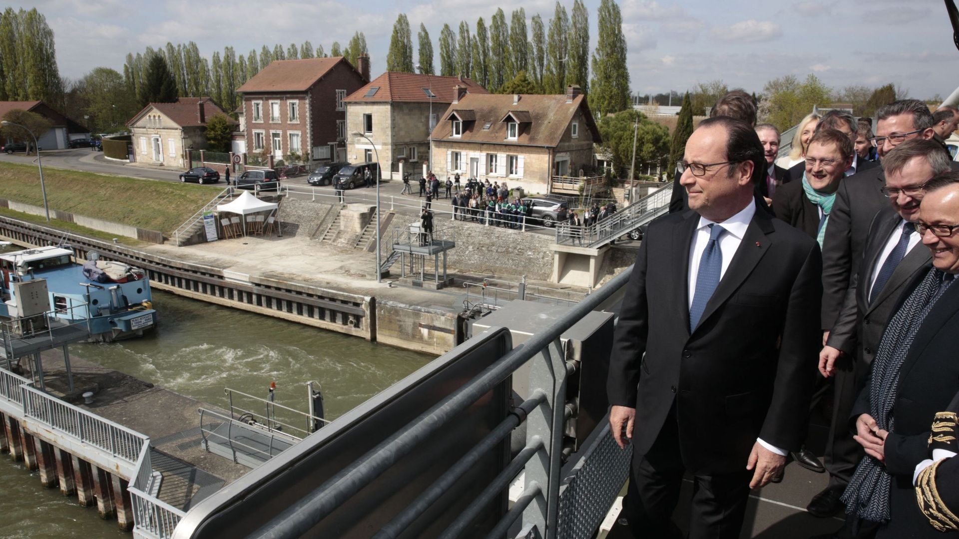 François Hollande visite les bords du canal à Nogent-sur-Oise (Oise) le 5 avril 2017