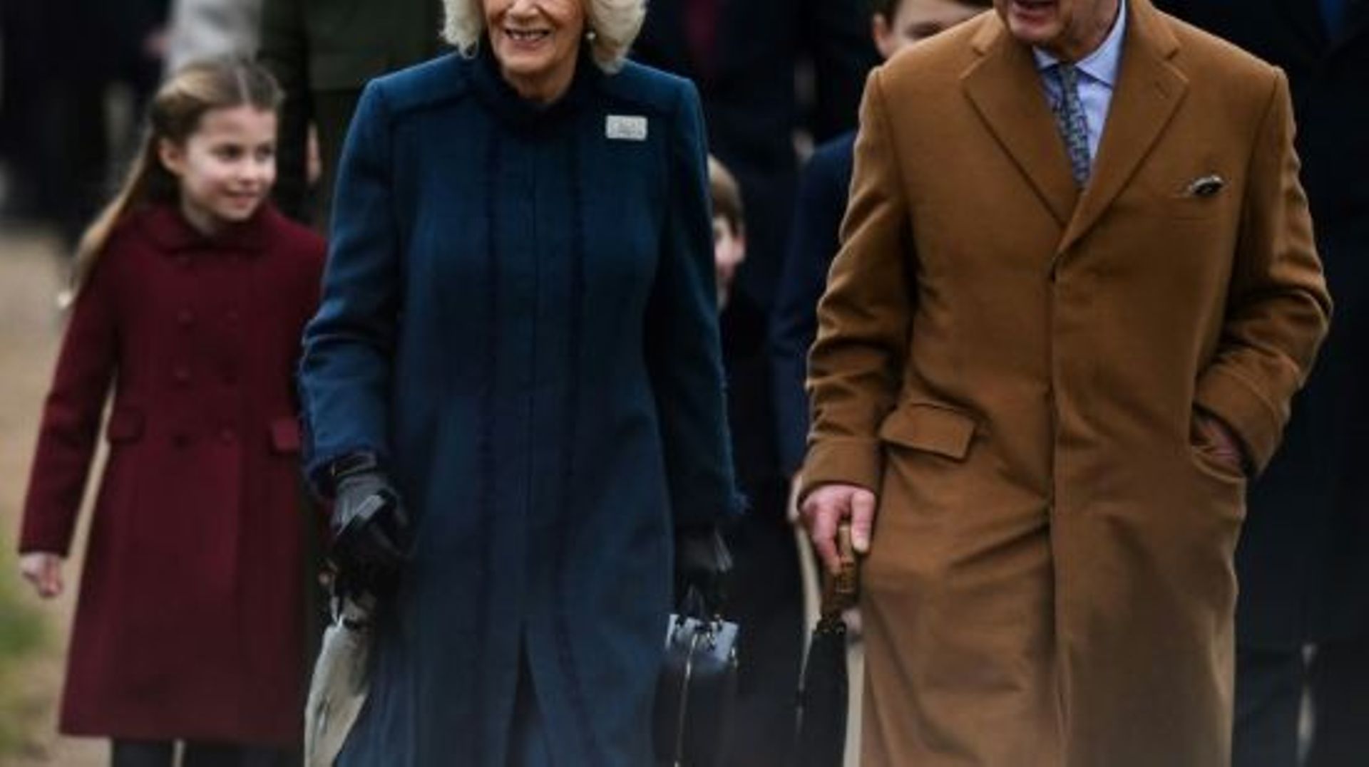 Le roi Charles III et son épouse la reine consort Camilla arrivent à l’église Sainte-Marie-Madeleine pour assister à la messe de Noël, le 25 décembre 2022 à Sandringham (Norfolk, est)
