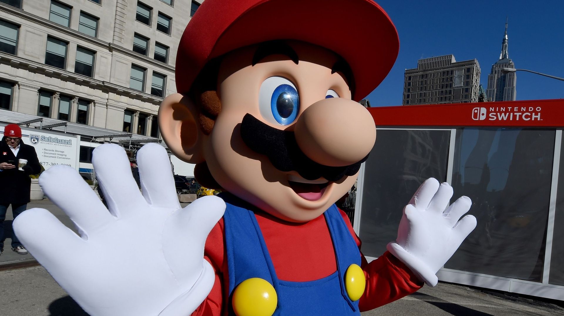 Mario, petit plombier hyperactif à moustaches coiffé d'une casquette rouge, est un des plus grands héros de l'histoire du jeu vidéo et a contribué au succès mondial de Nintendo.
