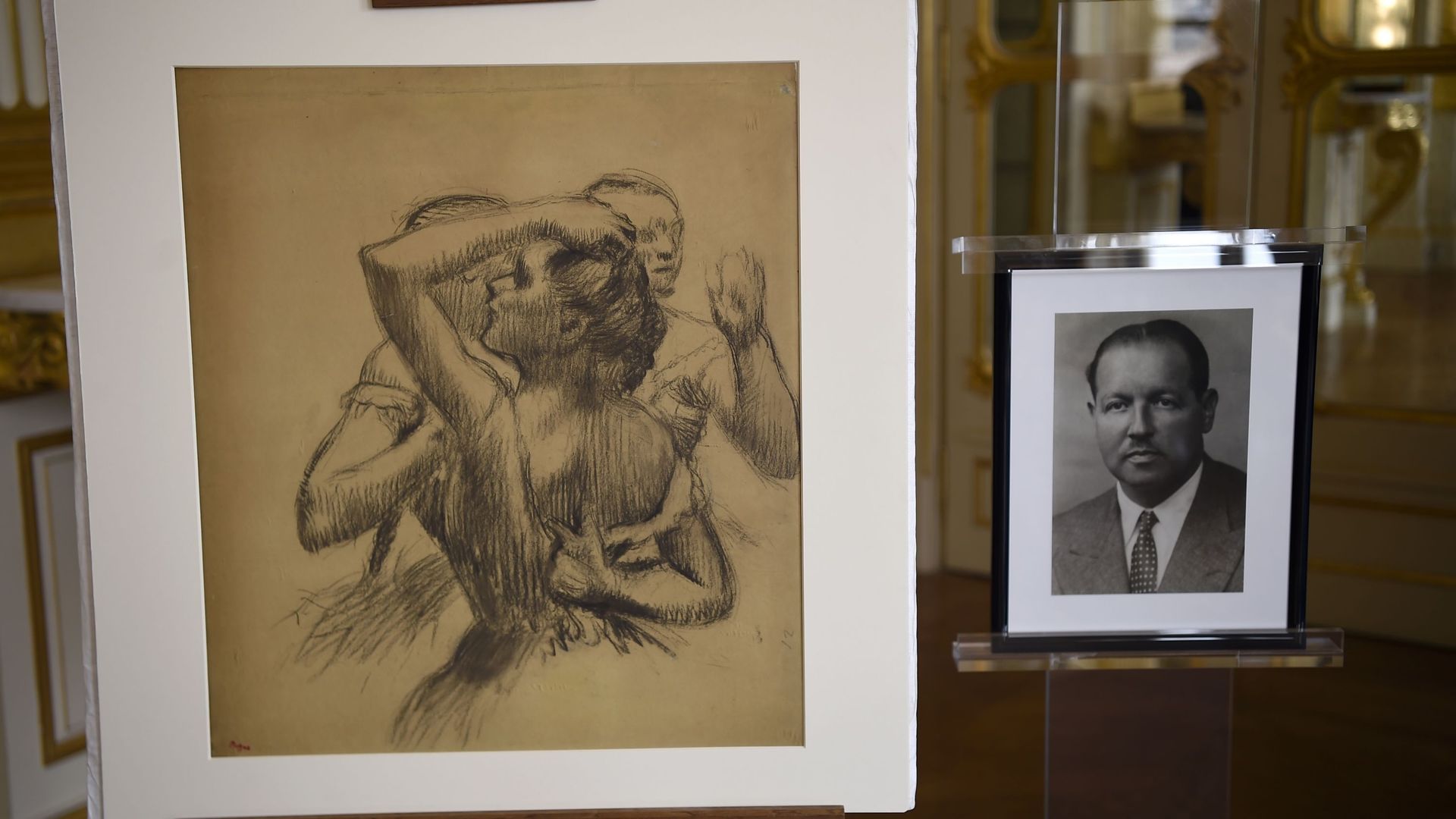 Danseuses en buste, un dessin au fusain d' Edgar Degas 