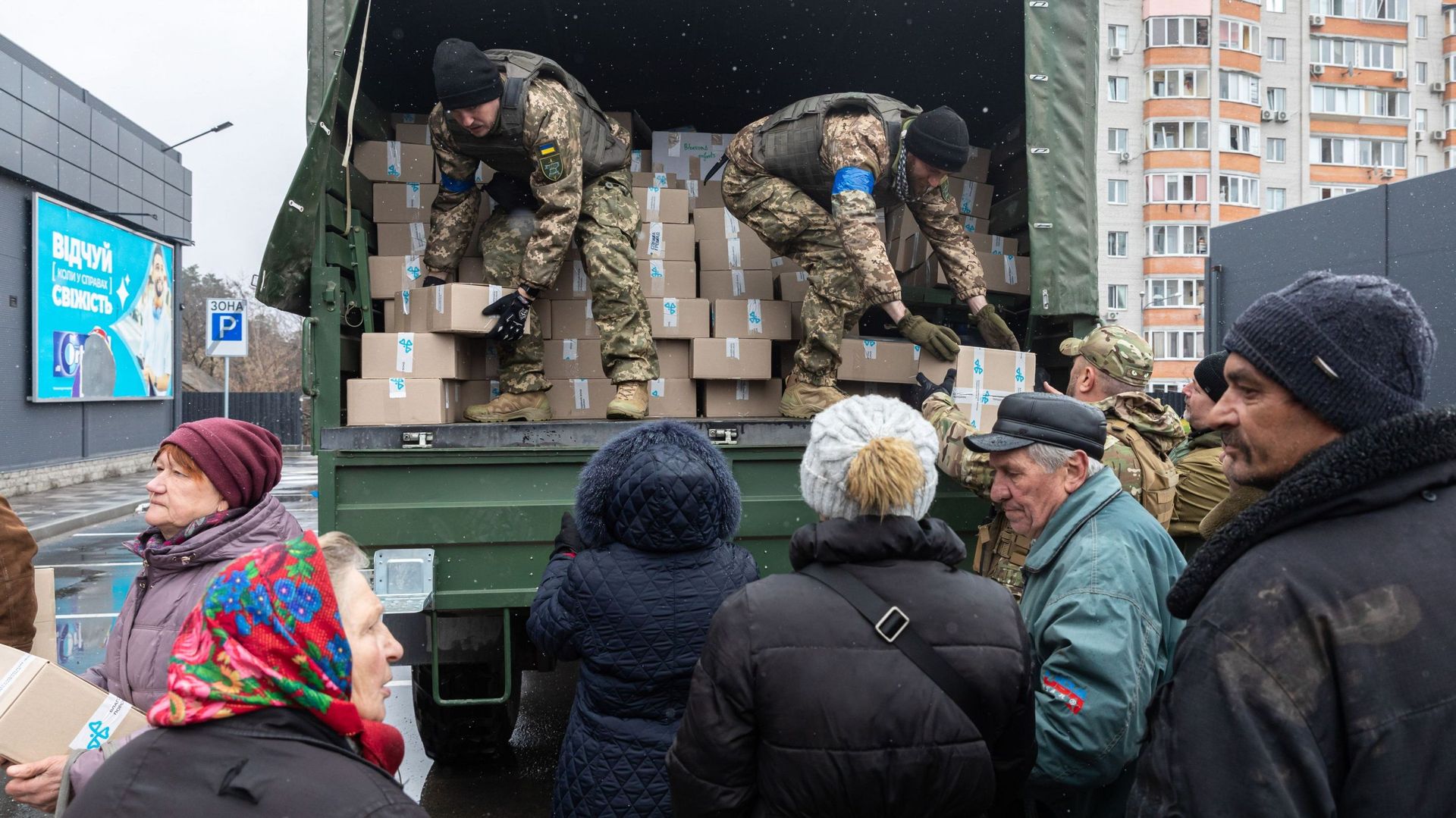 Les habitants de Boutcha en Ukraine reçoivent des boîtes de colis alimentaires.