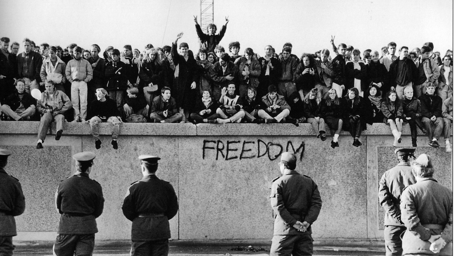 Novembre 1989, des étudiants revendiquent la fin d'une Allemagne divisée.
