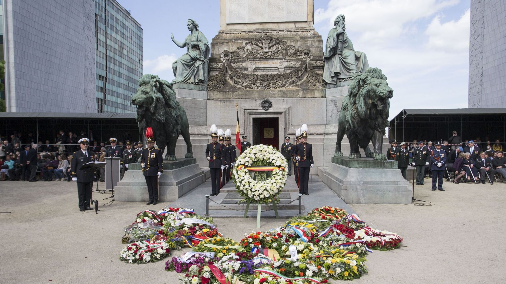 Commémoration du 11 novembre, en 2015, au pied de la colonne du Congrès à Bruxelles, où est installée la tombe du soldat inconnu